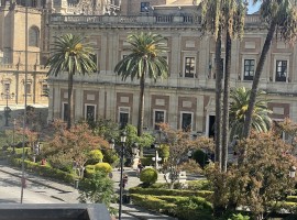  PALACETE JUNTO A CATEDRAL